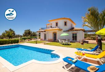 Villa Muriwai by Algarve Vacation allows 18 year olds to book a room