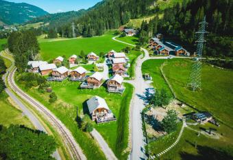 Woody Park has rooms with a private hot tub