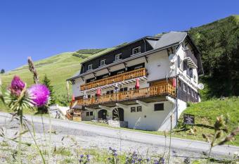 La Sapini  re allows 18 year olds to book a room