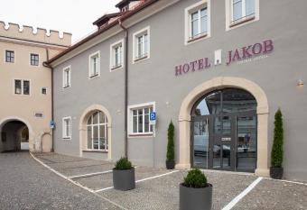 Hotel Jakob Regensburg allows 18 year olds to book a room