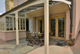 Little Wandas allows 18 year olds to book a room