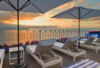 Hotel Luxury Patio Azul allows 18 year olds to book a room