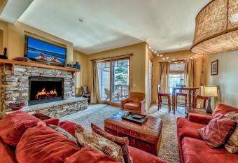 Three-Bedroom Townhouse has Balcony rooms