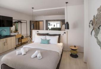 Ermou Monastiraki View Acropolis w Jacuzzi has rooms with a private hot tub