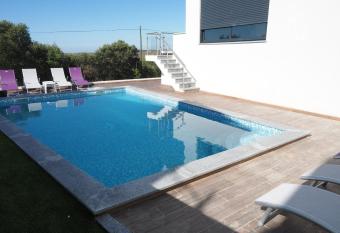 4 bedrooms villa with private pool enclosed garden and wifi at Mexilhoeira Grande has Balcony rooms