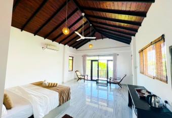 Ashansa Lagoon Resort has rooms with a private hot tub