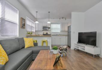 SEA N SUN 2 Close to Airport/Cruise Port/ Beaches allows 18 year olds to book a room