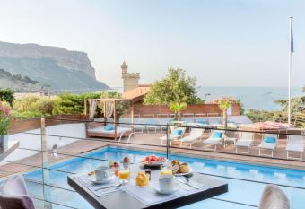 Best Western Plus H  tel la Rade has Balcony rooms