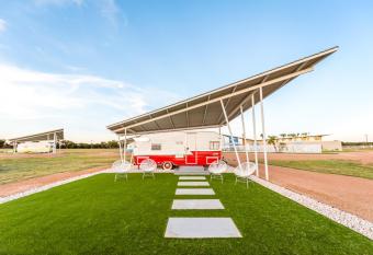 Blue Skies Retro Retreat has Balcony rooms