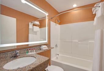 Ramada by Wyndham Bronx has rooms with a private hot tub