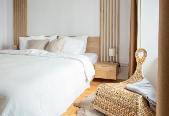 Ba  tova apartment allows 18 year olds to book a room