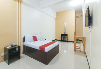 RedDoorz near SM City Muntinlupa allows 18 year olds to book a room