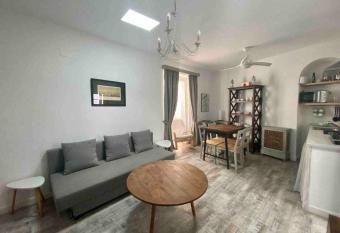 The Traveller s house Anticuario en el Teatro Falla has Balcony rooms