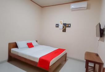 RedDoorz Syariah near Tugu Lampu Gentur Cianjur allows 18 year olds to book a room