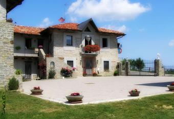 Agriturismo La Cascina has Balcony rooms