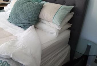 26A On Sunbrae 40 inch smart TV ensuite near beach free wifi allows 18 year olds to book a room