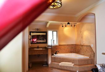 Chardonnay Lodge has rooms with a private hot tub