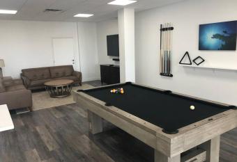 LICENSED MGR - LUXURIOUS OCEANFRONT CONDO W/STUNNING VIEWS - UPSCALE OCEANFRONT RESORT! has rooms with a private hot tub