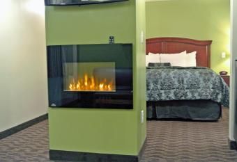 Best Western Plus Cold Spring has rooms with a private hot tub