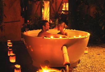 Tree House Lodge has rooms with a private hot tub