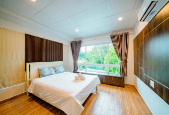 Kien Vang Bungalow allows 18 year olds to book a room