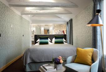 H  tel Artus has rooms with a private hot tub