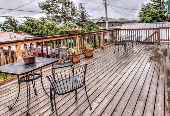 Sea Treasures Inn has Balcony rooms