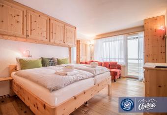 Alexandra 611 allows 18 year olds to book a room