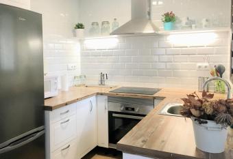 Casa con Jard  n en Denia allows 18 year olds to book a room