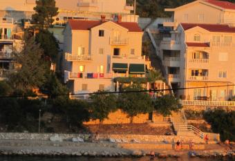 Villa Obad Guest House has Balcony rooms