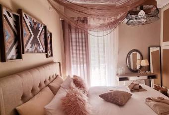 Charming Volos House 1 allows 18 year olds to book a room