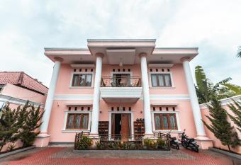 Pondok Cimanggu Syariah Mitra RedDoorz allows 18 year olds to book a room