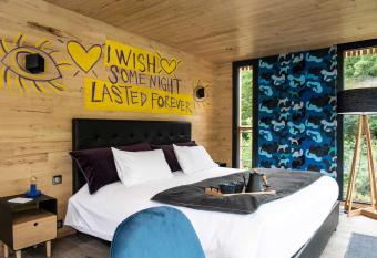 Loire Valley Lodges - Hotel allows 18 year olds to book a room