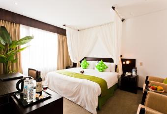 The Loft Seaside Suites has Balcony rooms