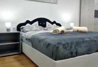 NICE STORY Apartment Studio allows 18 year olds to book a room