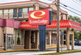 Econo Lodge has Smoking rooms
