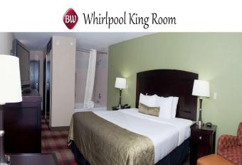 Best Western Plus Addison/Dallas Hotel has rooms with a private hot tub