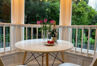 Biskey Howe flat - FREE off-site Health Club access with Pool, Sauna, Steam Room & Gym allows 18 year olds to book a room