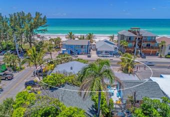 Playa Esmeralda Studios allows 18 year olds to book a room