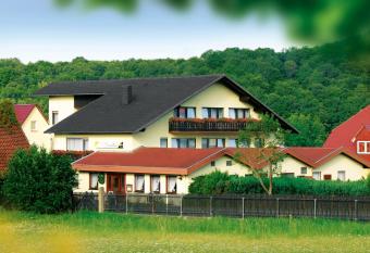 Saaletal Pension & Ferienwohnungen has Balcony rooms