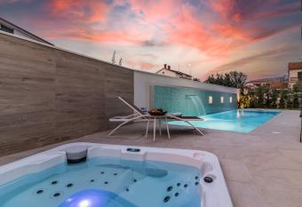 Villa Elena Deluxe mit Whirlpool und POOL am MEER has Balcony rooms