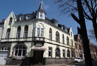 Hotel J  gerhof allows 18 year olds to book a room