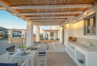 CASA RAKAN allows 18 year olds to book a room