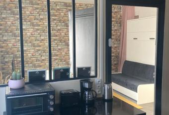 L INTEMPOREL - A 300m de la gare de Tours allows 18 year olds to book a room