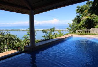 El Paraiso Azul allows 18 year olds to book a room