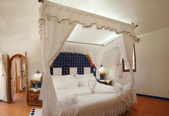 Posada Los Alcatraces allows 18 year olds to book a room