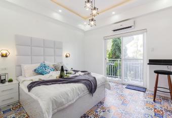 FRESIA by J&J ( Near Airport. 50 Mbps Wifi .Netflix ) has Balcony rooms