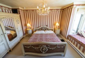 The Maple Inn allows 18 year olds to book a room