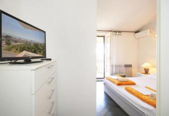 Obradovi   rooms & apartments has rooms with a private hot tub