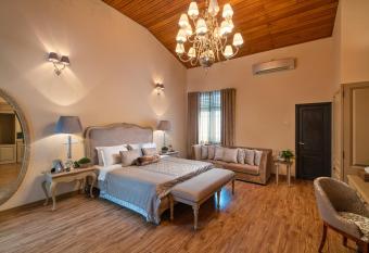 Clove Villa has rooms with a private hot tub